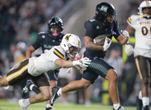 Hawaii football Cam Barfield balances speed, strength and music