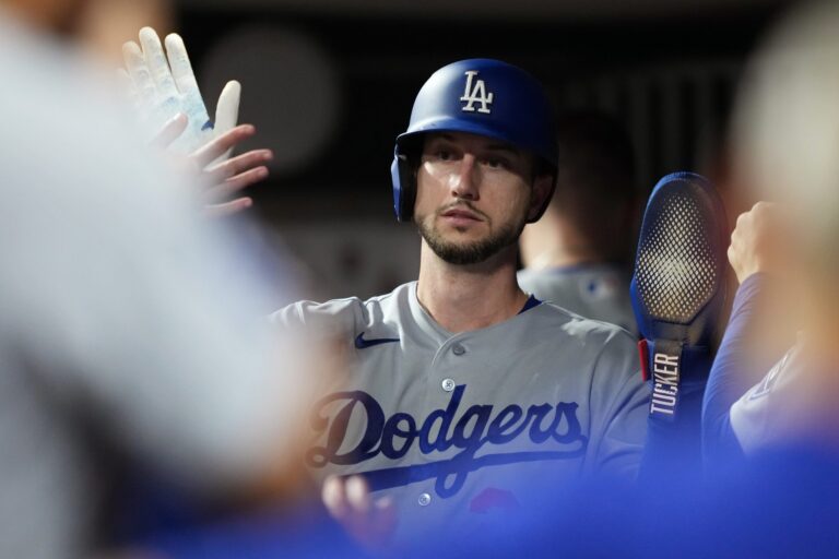Dodgers clinch NL West with 8-2 win over Reds