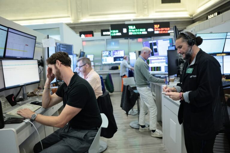 Wall Street eyes clues on Federal Reserve rate hikes