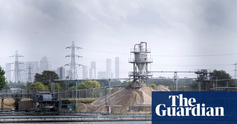 MPs urge ministers to end Thames Water talks with hedge funds MPs urge ministers to end Thames Water talks with hedge funds