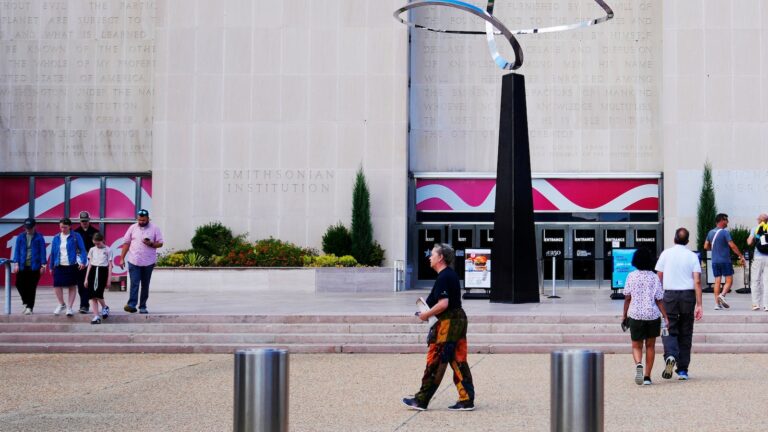 Trump urges Smithsonian George Washington statue, new exhibit Trump urges Smithsonian George Washington statue, new exhibit