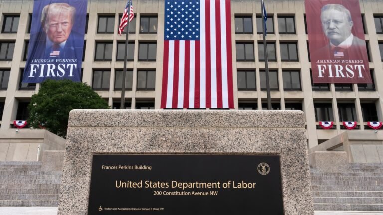 US unemployment claims slip to 206,000 as layoffs stay low