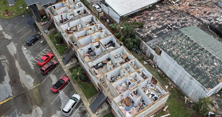 Hurricane Isaias Florida: 4 dead, flooding threat persists Hurricane Isaias Florida: 4 dead, flooding threat persists