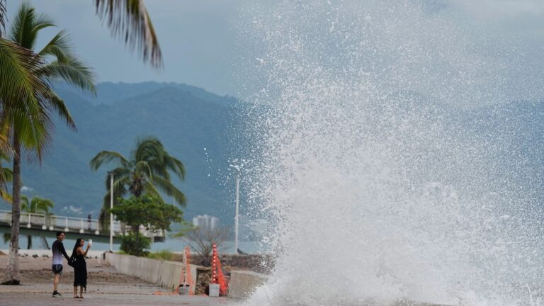 Hurricane Simon batters Mexico’s Pacific resorts and towns Hurricane Simon batters Mexico’s Pacific resorts and towns
