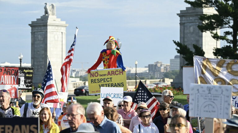 Veterans and Democrats lead Trump arch protest in D.C. Veterans and Democrats lead Trump arch protest in D.C.